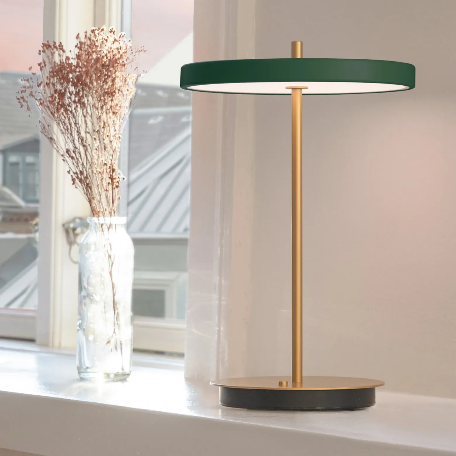 UMAGE lámpara de mesa LED recargable Asteria Move verde bosque/latón 31cm