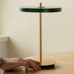 UMAGE lámpara de mesa LED recargable Asteria Move verde bosque/latón 31cm