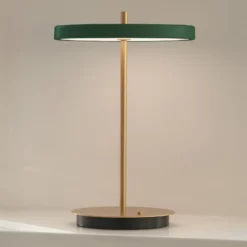UMAGE lámpara de mesa LED recargable Asteria Move verde bosque/latón 31cm
